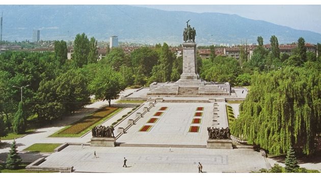 Два пъти сменяли мястото в София, където да се разположи мемориалът на съветския воин.