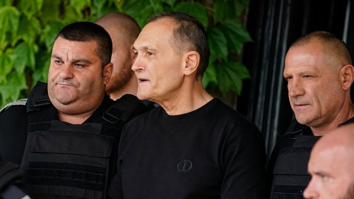 Васил Божков е с ел. гривна под домашен арест