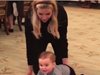 Синът на Иванка Тръмп пропълзя за първи път в Белия дом (видео)