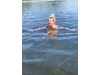 Поли Генова по бельо в езерото на Хайд Парк