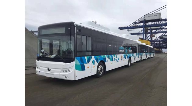 Първите 20 електробуса за градския транспорт в София пристигнаха на пристанището в Бургас. В събота бяха доставени и първите 17 от 60-те нови автобуса на природен газ.
