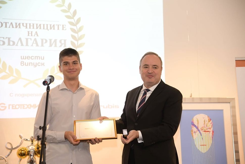 Анастас Герджиков връчи отличието на Атанас Димитров, който вече е студент в СУ