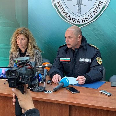 Районният прокурор на Бургас Мария Маркова и ст.комисар Калоян Калоянов дават брифинг в Апелативната прокуратура. Снимка:24 часа