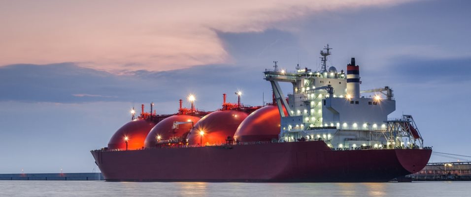 Танкери с втечнен природен газ стоят блокирани в Азовско море