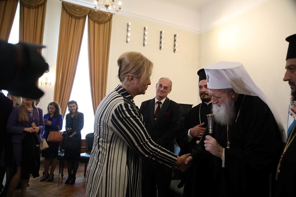 Издателят на “24 часа” Венелина Гочева поздравява патриарх Неофит за отличието.