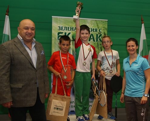 Красен Кралев присъства на откриването и награди победителите във възрастова група 1-4 клас на 11-ия Ученически турнир по бадминтон „Златното перце” за купа София.