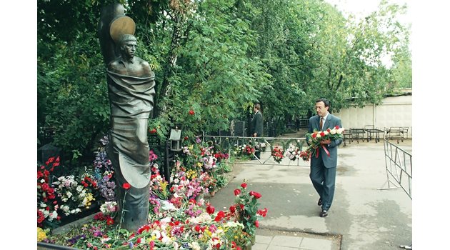 Петър Стоянов поднася цветя на паметника на Висоцки.