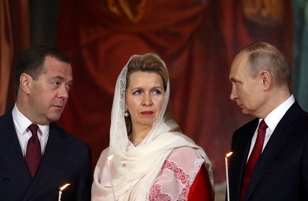 Дмитрий Медведев, съпругата му Светлана и Путин