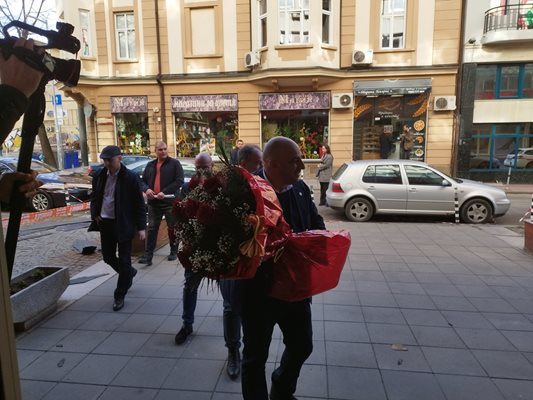 Преди време Ивайло Шопски поднесе червени рози в червена опаковка на лидерката на БСП Корнелия Нинова