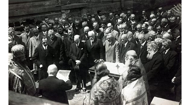 ВЪЗПОМИНАНИЕ: Цар Борис III и други официални лица на панихида за жертвите в "Света Неделя".