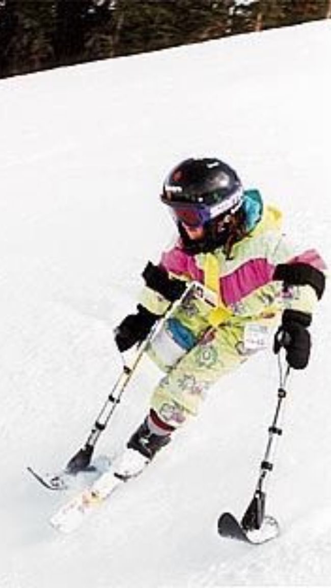 Елица като малка на любимите си ски  
