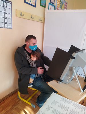 Ицо Хазарта взе най-малката си дъщеря, отивайки да гласува.