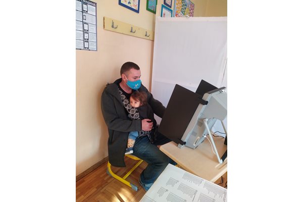 Ицо Хазарта взе най-малката си дъщеря, отивайки да гласува.