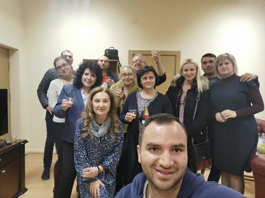 Партийното ръководство на БСП в Пловдив, начело с Димитрина Вакрилова и Нина Чавдарова празнува победата на Румен Радев. Иван Петков отсъства.