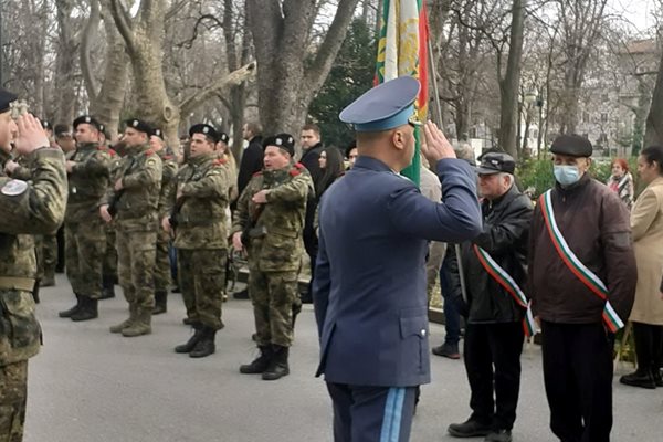 Ген. Явор Матеев прие строя.