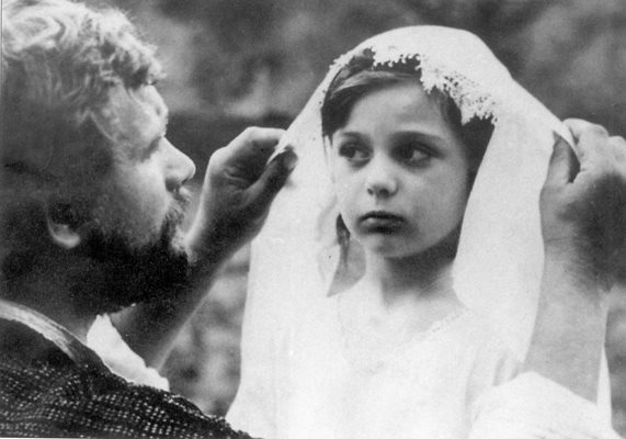 Антон Горчев е Караиван. В ролята на Мария като малка Методи Андонов снима по-малката си дъщеря Невена.