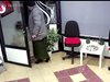 Мъж с пола и високи токчета обра фризьорски салон във Варна (Видео)