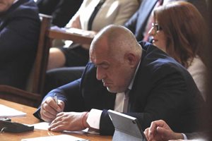 Депутатите си “откупиха” едномесечната ваканция с няколко среднощни заседания