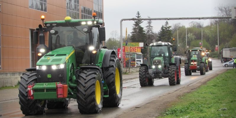 Зърнопроизводители на протест край ГКПП "Дунав мост" при Русе
СНИМКА: Русе Медиа