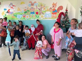 Децата ,които се лекуват във Второ педиатрично отделение в МБАЛ-Пазарджик, получиха подаръци от Дядо Коледа