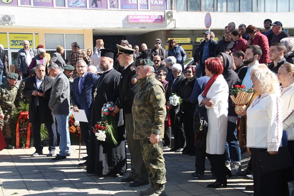 Официални лица и граждани присъстваха на откриването на паметника, сътворен от Георги Милушев.