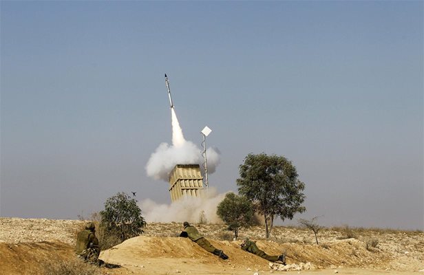 Израелска система за противоракетна отбрана “Железен купол” прехваща ракети, изстреляни от бойци на “Хамас” към Южен Израел.