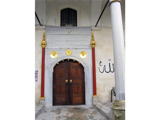 Вратата на джамията изглежда недокосната от времето заради обработката с животинска урина.
