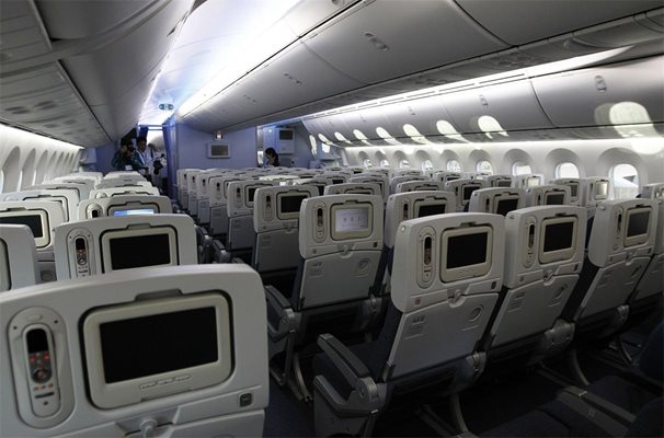 Новите правила позволяват използването на електронни устройства, без да се пращат съобщения,
 по време на целия полет.
