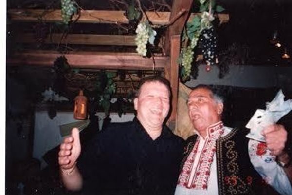 Венци Мартинов заедно с близкия си приятел певеца Костадин Гугов. “С него съм се засичал по времето на първите ми сценични изяви. Много ме подкрепяше. Понеже живееше съвсем близо до нас, след участие често сядахме в една кръчмичка на Руски паметник и сме се черпили за здраве."
