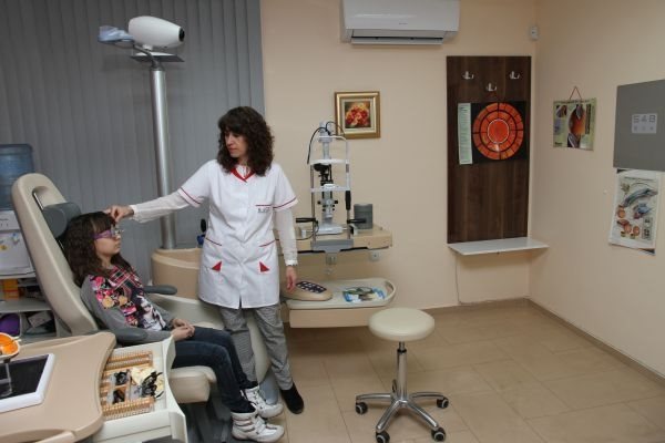 Вадят 9 червея от окото на жена в пловдивска болница