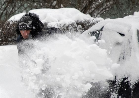 Работник чисти снега на улица в Москва СНИМКА: Ройтерс