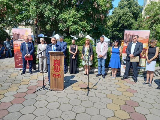 Ректорът на УХТ проф. Пламен Моллов съобщи, че във висшето учебно заведение работят върху производството на храни имуностилуланти.