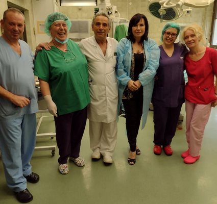 Кичка Бодурова с лекари от хирургическото отделение в Бургас