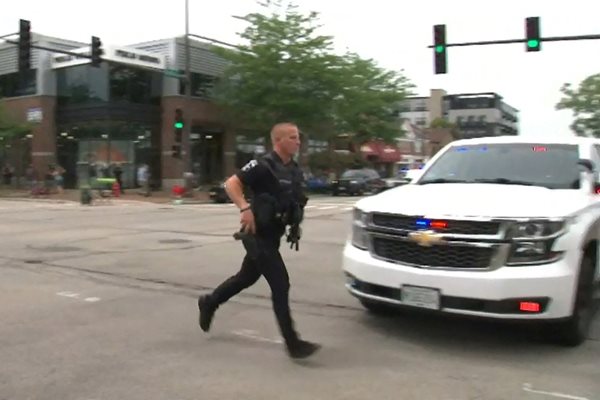Полицията в предградие на Чикаго се отзовава на постъпили съобщения за стрелба на парад по случай деня на независимостта на САЩ