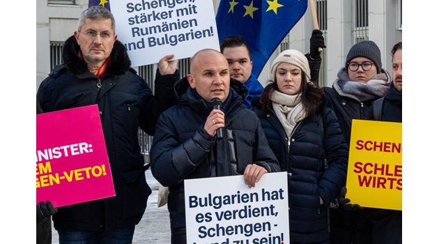 Евродепутатите протестират във Виена. СНИМКА: ЕКИП НА ИЛХАН КЮЧЮК
