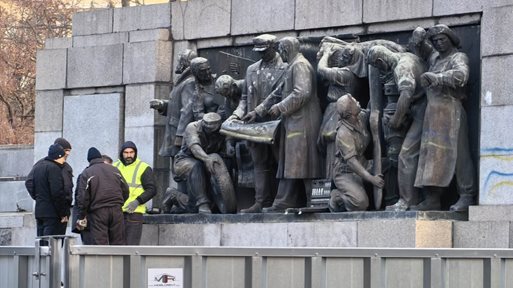 Старт на демонтажа: фигурите на Паметника на Съветската армия отиват в музея на социзкуството (Галерия)