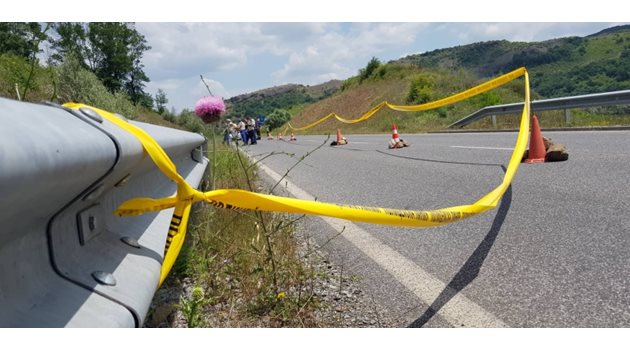 Труп на велосипедист е открит в канавката на главния път за ГКПП "Маказа" СНИМКИ: Ненко Станев