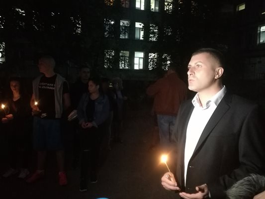 Адвокат Иван Денев по време на бдението в памет на сина му
