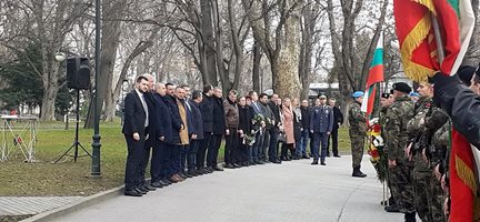 Властта се подреди до Ботев, ученичка чете словото в Пловдив (снимки)