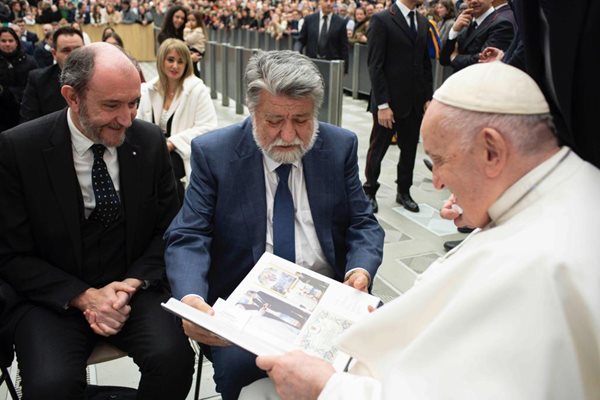  Вежди Рашидов беше признат за персонална среща от Негово Светейшество папа Франциск СНИМКА: Пресцентър Народно заседание 