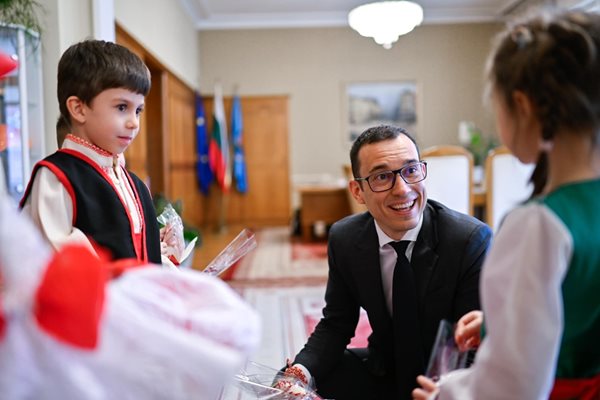 Васил Терзиев разговаря с децата, които го посетиха за Баба Марта. 
СНИМКИ: ФЕЙСБУК НА ВАСИЛ ТЕРЗИЕВ