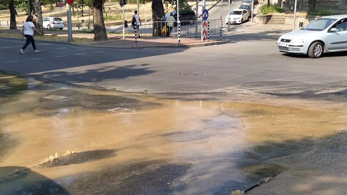 Част от бул. "Руски" е залят с кална вода от аварията.