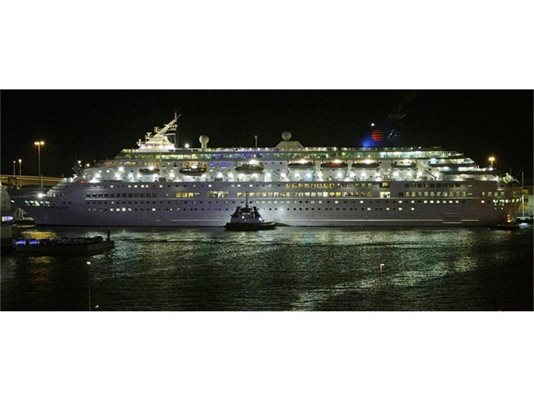 Корабът “Луи маджести” акостира в Барселона, след като бе ударен от десетметрови вълни.
СНИМКИ: РОЙТЕРС

