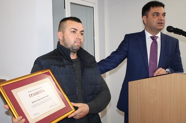 Дамян Колев бе награден от кмета на Димитровград Иво Димов малко след инцидента в общежитието.