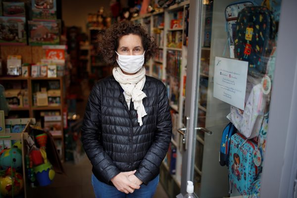 Собственичка на магазин за играчки във Франция, носейки защитна маска, въпреки че бизнесът и? затворен заради локдауна.

СНИМКА: РОЙТЕРС