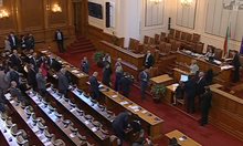 Бъркотия в парламента! Депутатите не знаят дали махнаха охраната на Гешев