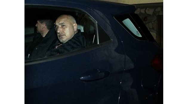 Отвеждат Бойко Борисов с полицейска кола от Банкя Снимка: Ройтерс