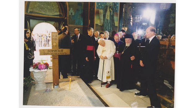 Папата се моли на гроба на цар Борис III на Рилския манастир.
СНИМКА: ПРАВИТЕЛСТВЕНА ИНФОРМАЦИОННА СЛУЖБА