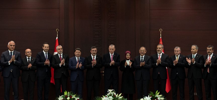 Ердоган представи новия министерски съвет в Анкара. СНИМКА: РОЙТЕРС