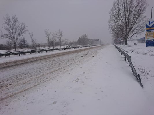 Техниката в Пазарджишко е в готовност да чисти снега по АМ "Тракия"/ архив/